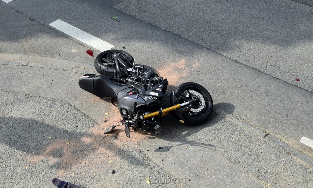 Schwerer Krad PKW Unfall Koeln Muelheim Am Springborn Cottbuserstr P026.JPG - Miklos Laubert